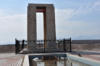CHP'li belediyeden büyük ayıp! İzmir'de Çanakkale Şehitleri Anma Parkı ve Anıtı bakımsızlıktan...