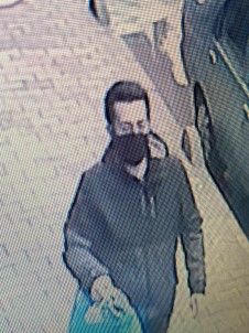 Küçükçekmece'de Ayakkabi Hirsizi Kamerada