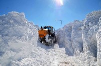 Mus'ta 5 Metrelik Karda Yol Açma Çalismasi