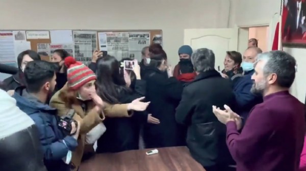 Kadınları taciz etmekle suçlanan CHP'li başkan, kendisini protesto eden kadınlara hakaret etti!