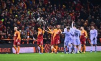 GALATASARAY - Barcelonalı futbolcu Galatasaray maçında hakemi tehdit etti!
