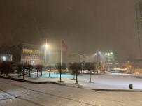 Istiklal Caddesi Ve Taksim'de Kar Yagisi Etkili Oldu