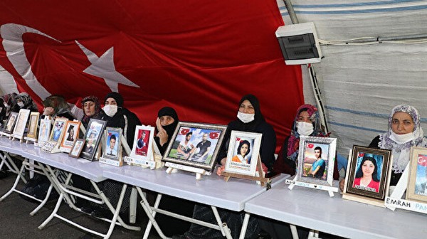 Evlat nöbetindeki anne: Çocuğumu HDP'liler kandırdı