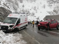 Artvin'de Hasta Tasiyan Ambulans Kaza Yapti Açiklamasi 2 Yarali Haberi