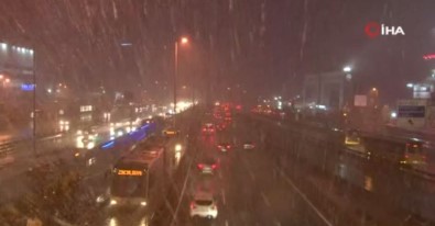 Kar Yagisi Nedeniyle Görüs Mesafesi Düstü, Sürücüler Yavas Yavas Ilerledi