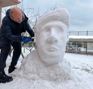 'Kardan Sehit Ömer Halisdemir' Büstü