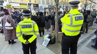 Londra'da siyahi kıza ayrımcılık: Polisler tarafından çıplak olarak arandı