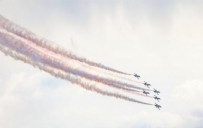 Türk Yıldızları nefes kesti! Çanakkale Boğazı'nın gerdanlığını selamladılar