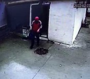 Abdest Alan Vatandasin Çantasini Çaldi