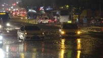 Antalya'da Yollar Nehre Döndü, Rögarlardan Sular Tasti, Araçlar Yollarda Kaldi