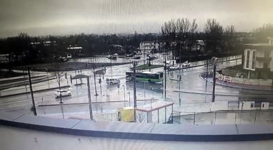 Hafif Ticari Araç Ile Belediye Otobüsünün Çarpisma Ani Kamerada