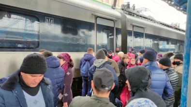 Kiev'i Terk Etmek Isteyen Halk Tren Istasyonlarinda Izdihama Neden Oldu