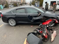 Motosiklet Otomobile Çarpti, 2 Kisi Yaralandi