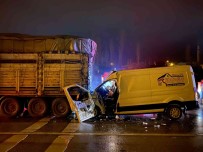 Tira Arkadan Çarpan Ve Hurdaya Dönen Kamyonette 3 Kisi Yaralandi