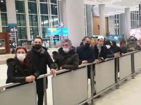 Ukrayna'dan Dönen Türkler Gözyaslariyla Karsilandi