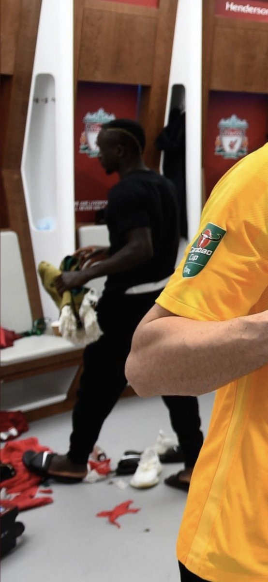 Sadio Mane'nin seccadeli fotoğrafı gündemde! Takımı kutlama yaparken namaz kılmaya gitti...