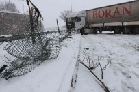 Amasya'da Karli Yolda Tir Kontrolden Çikti, Uzun Araç Kuyrugu Olustu Haberi
