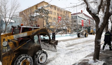 Büyüksehir'in Kar Timleri Kenti Bastan Asagi Kardan Temizliyor
