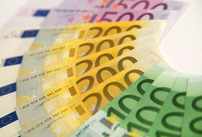Fransa, Rusya Merkez Bankasi'nin 22 Milyar Euro Tutarindaki Varligini Dondurdu