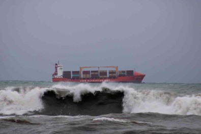 Karadeniz'de Olusan Dev Dalgalar Sahil Bölgesini Yikip Geçti