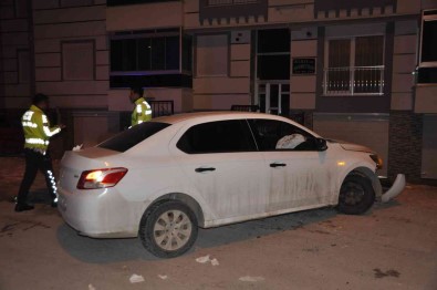 Karaman'da Polisten Kaçan Sürücü Bahçe Duvarina Çarpti