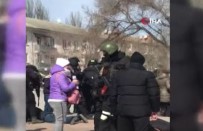 Rus Askerleri Kendilerini Protesto Eden Ukraynalilari Darp Ederek Gözaltina Aldi