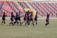Usak Kadin Futbol Takimi Ilk Maçindan Galibiyetle Ayrildi