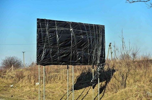 Rusya'nın saldırı hazırlığı yaptığı Lviv'de ilginç görüntü: Yön tabelalarını kapatıyorlar