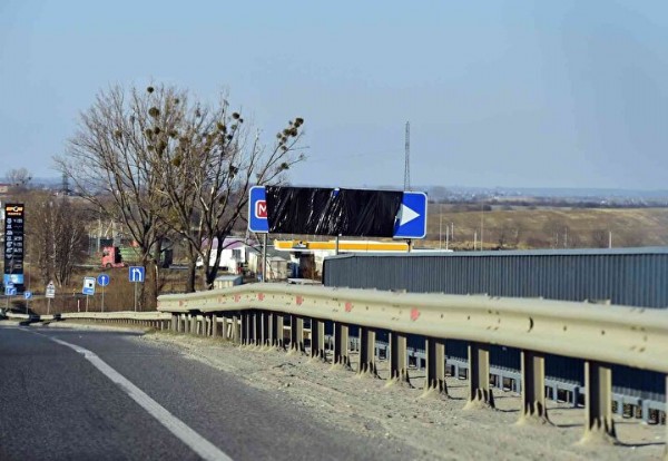 Rusya'nın saldırı hazırlığı yaptığı Lviv'de ilginç görüntü: Yön tabelalarını kapatıyorlar