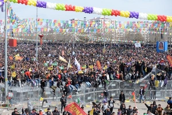 HDP öncülüğünde düzenlenen nevruz etkinliğinde PKK lehine sloganlar attılar!
