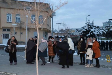 Eksi 7 Derecede Isik Hadisesini Izlemek Için Siirt'te Toplandilar