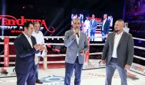 Istanbul'daki Dev Kickboks Galasi Içen Nefesler Tutuldu