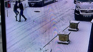 Sokak ortasında tanımadığı kişi tarafından kalbinden bıçaklanarak öldürüldü!