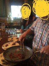 Trafik kazasında kaybettiği bacağını pişirip arkadaşlarıyla ziyafet çekti!