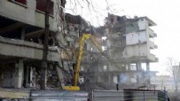  AVCILAR - Avcılar'da 5 katlı bina yıkılırken çöktü!