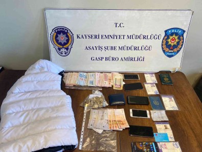 Girdikleri Evde Dehseti Yasattilar