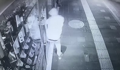 Is Yerinin Camini Kirip 15 Telefonu Çaldi, O Anlar Kameraya Yansidi