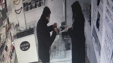 Müsteri Gibi Geldi, 3 Bin 500 Liralik Gümüs Takilarla Kayiplara Karisti