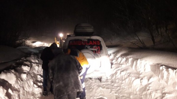 Yaşlı kadından duygulandıran ambulans hassasiyeti!