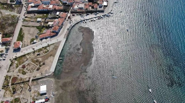 İzmir'de endişe veren görüntü! Deniz suyu çekildi, deprem korkusu başladı