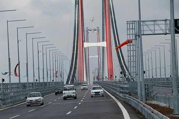 10-15 saat kuyrukta bekliyorlardı! 1915 Çanakkale Köprüsü şoförlerin çilesini bitirdi!