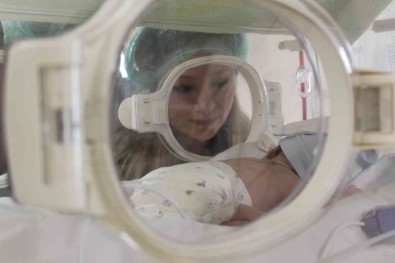 1 Kilo 300 Gramlik Ayaz Dört Elle Hayata Sarildi