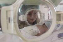 1 Kilo 300 Gramlik Ayaz Dört Elle Hayata Sarildi