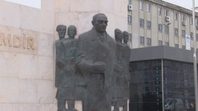 100 yılda bir heykel yapmayı bile öğrenemediler! İmamoğlu'nun açılışını yaptığı Atatürk heykeli tartışma yarattı!