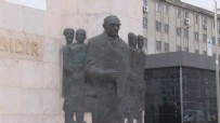  BAĞCILAR - 100 yılda bir heykel yapmayı bile öğrenemediler! İmamoğlu'nun açılışını yaptığı Atatürk heykeli tartışma yarattı!