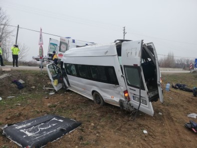 Amasya'da Tarim Isçilerini Tasiyan Minibüs Devrildi Açiklamasi 17 Yarali