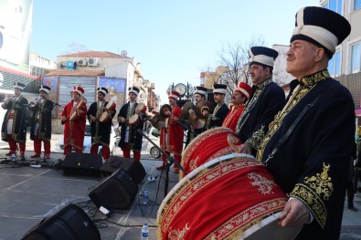 Fatih Sultan Mehmet'in Istanbul'a Fethe Çikis Yildönümü Törenle Kutlandi