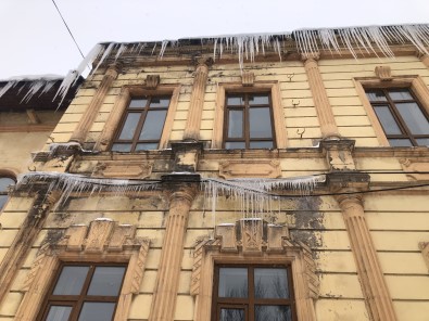 Kars'ta Tarihi Binadaki Buz Sarkitlari Tehlike Saçiyor