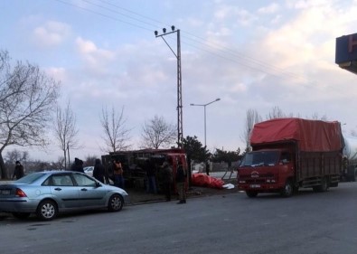 Konya'da Kontrolden Çikan Tir Park Halindeki Araçlara Çarpti Açiklamasi 1 Ölü