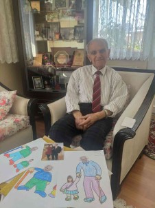 Minik Ögrencilerden Emekli Ögretmen Hayrullah Saki'yi Duygulandiran Hediyeler